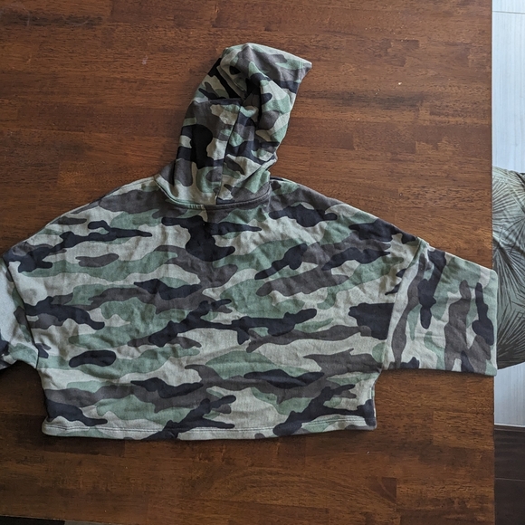 H&M Camouflage Cropped Hoodie (med) - Picture 2 of 5